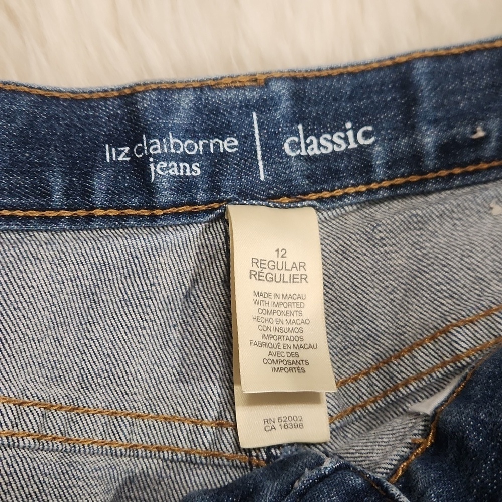 Liz Claiborne Medium Wash Classic Cut Jean's - Picture 6 of 6